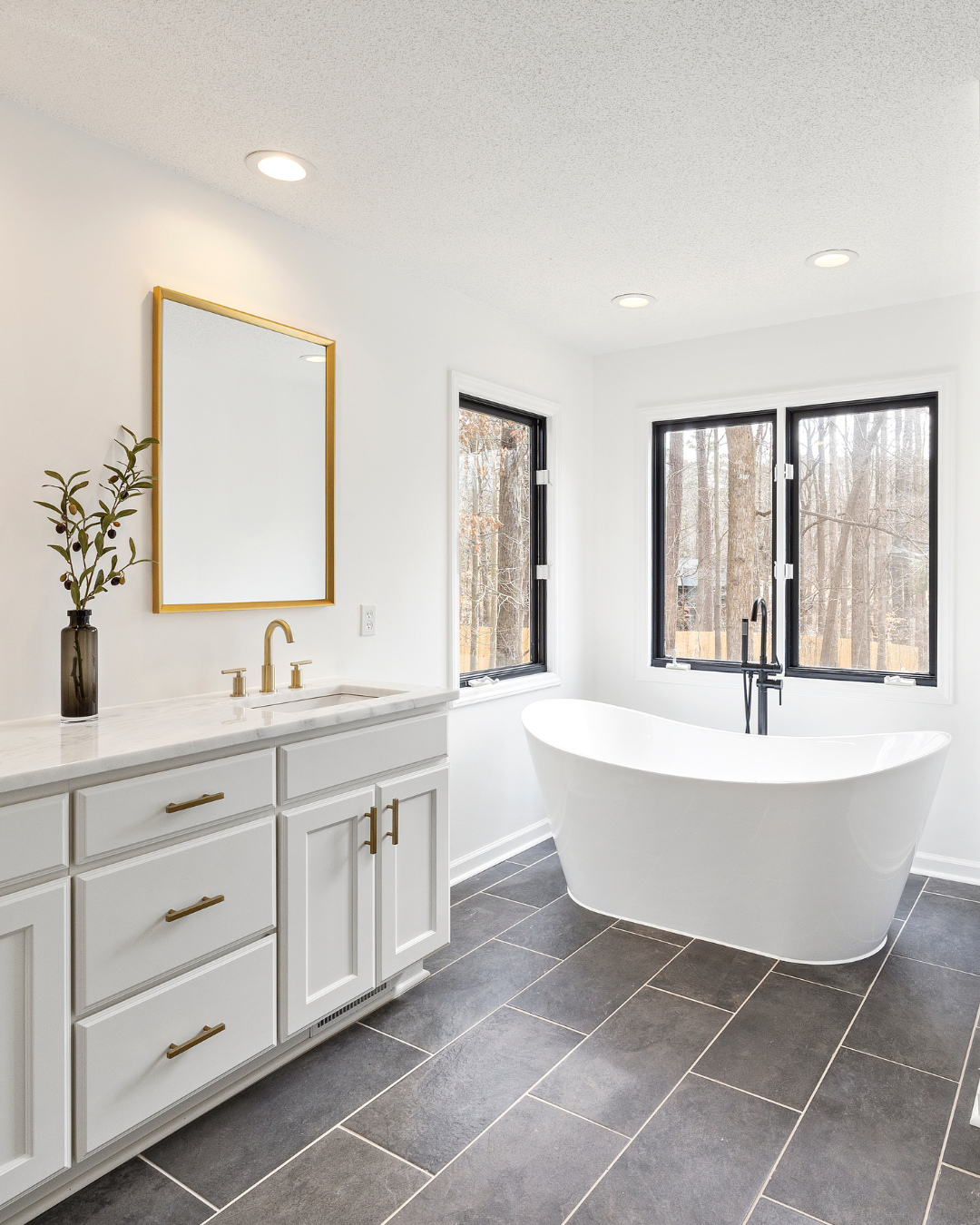 We create modern, relaxing bathrooms that combine comfort, style, and functionality. From walk-in showers and freestanding tubs to elegant tile work and cozy lighting, we transform your bathroom into a true retreat within your home.
